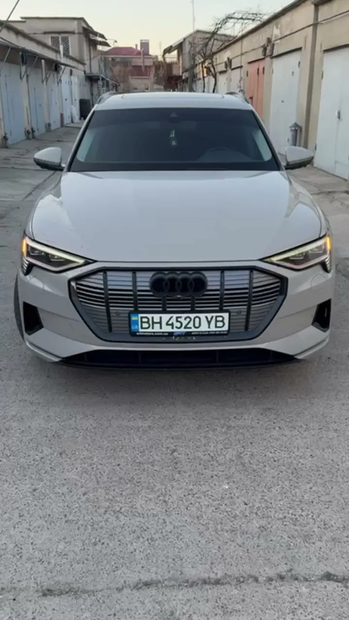 Audi e-tron Premium Plus