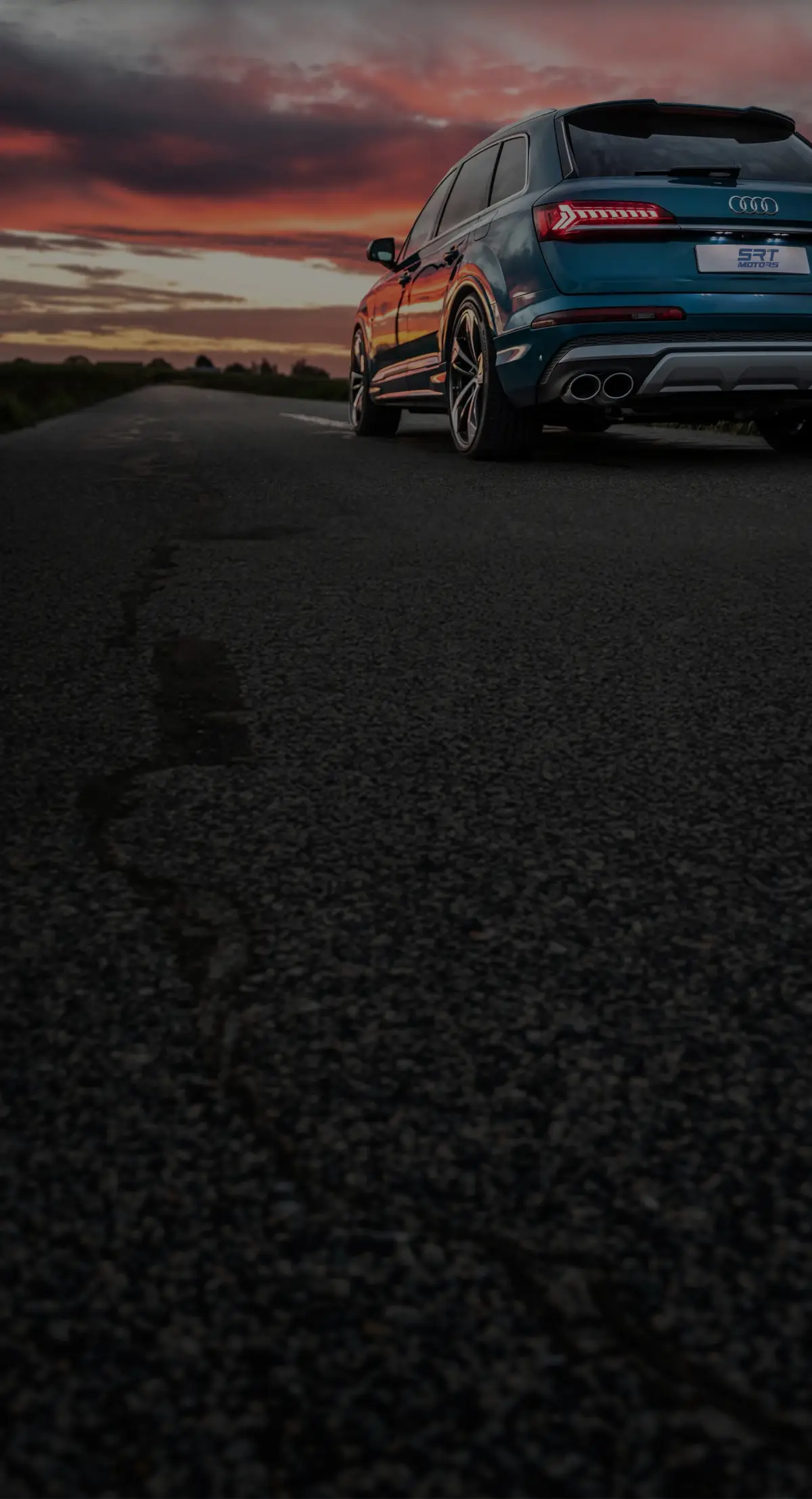 Srt Motors головний банер з автомобілем на фоні